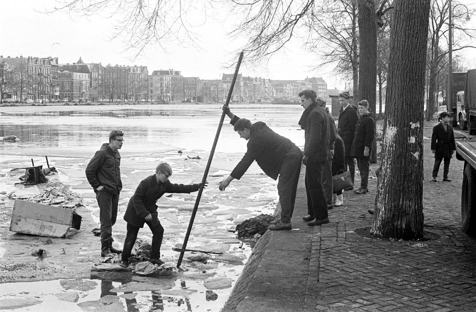 Schotsie springen, een paar jongens bezig om weer aan wal te komen, Bestanddeelnr 914-9044
