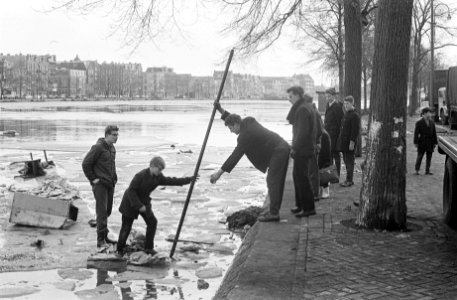 Schotsie springen, een paar jongens bezig om weer aan wal te komen, Bestanddeelnr 914-9044