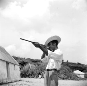 Schutter bij een cunucu-huisje, waarschijnlijk op Curaçao, Bestanddeelnr 252-3437