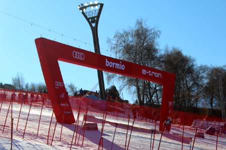 Sciatore taglia il traguardo Pista Stelvio Bormio 28.12.2019