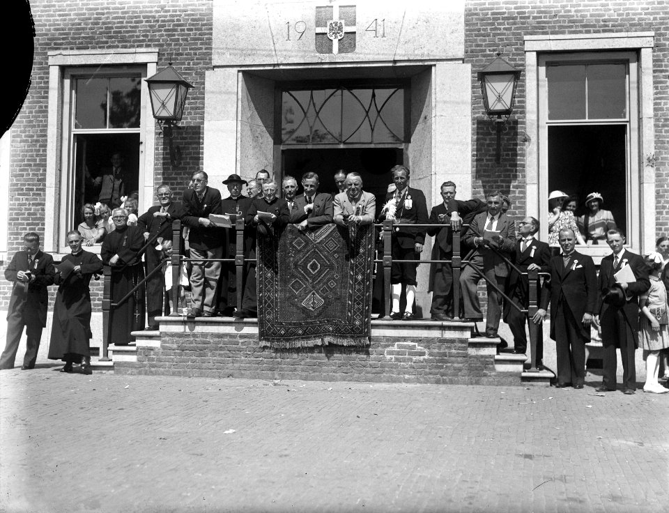 Schuttersfeest te Gemert. Autoriteiten bij het stadhuis, Bestanddeelnr 902-7969