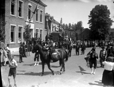 Schuttersfeest te Gemert. Defilé langs het stadhuis, Bestanddeelnr 902-7964