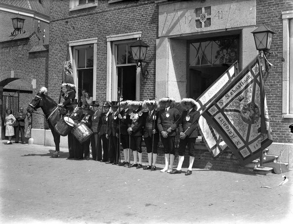 Schuttersfeest te Gemert. St. Sebastiaan Gilde voor stadhuis, Bestanddeelnr 934-6889