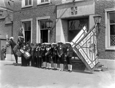 Schuttersfeest te Gemert. Gilde voor het stadhuis, Bestanddeelnr 902-7965