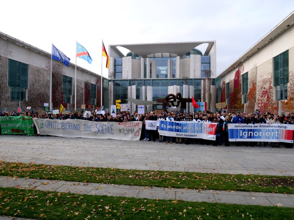 Scientists and Fridays for Future in front of the chancellery 2019-11-15 20