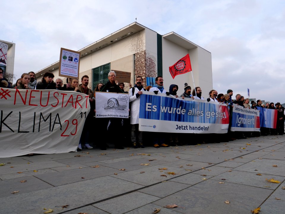 Scientists and Fridays for Future in front of the chancellery 2019-11-15 03