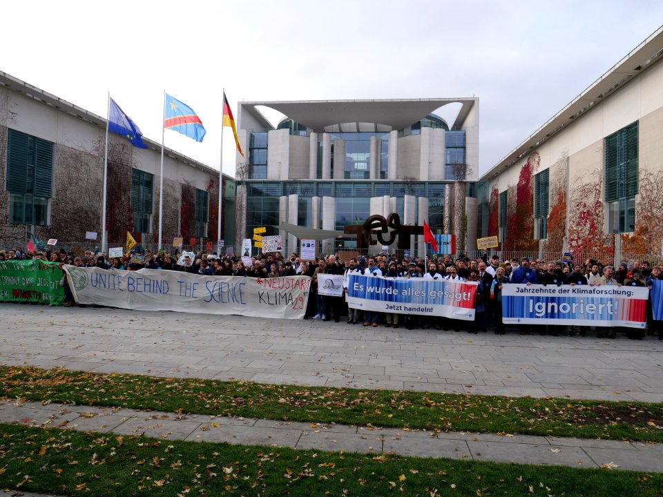 Scientists and Fridays for Future in front of the chancellery 2019-11-15 18