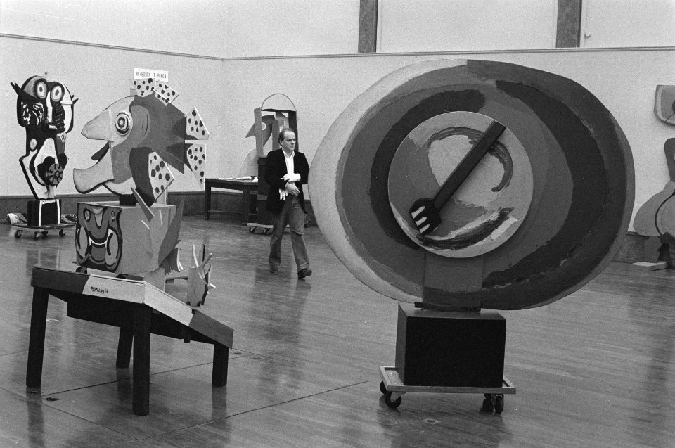 Sculpturen van Karel Appel bij Sothebys in Amsterdam worden opgesteld, Bestanddeelnr 933-9158