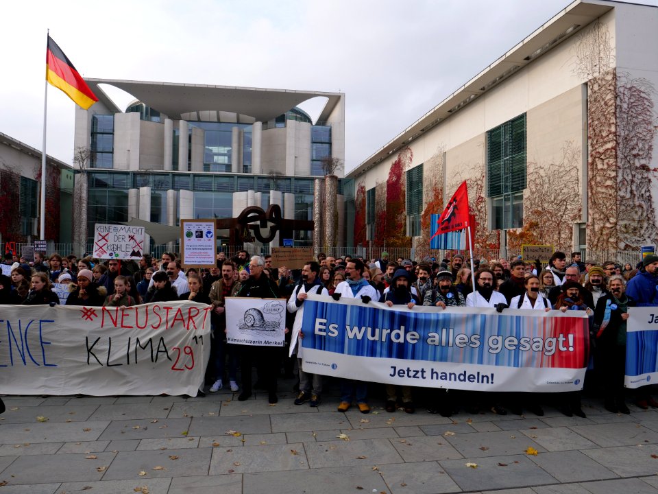 Scientists and Fridays for Future in front of the chancellery 2019-11-15 07