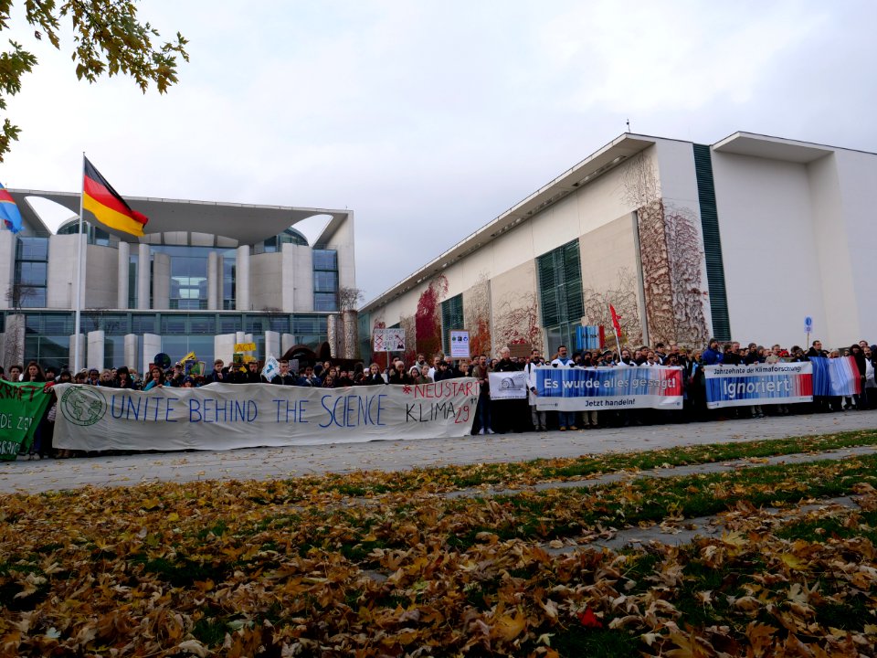 Scientists and Fridays for Future in front of the chancellery 2019-11-15 27