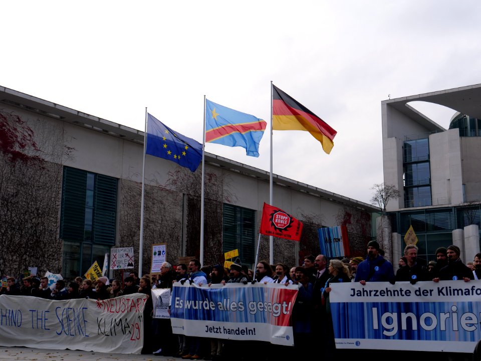Scientists and Fridays for Future in front of the chancellery 2019-11-15 24