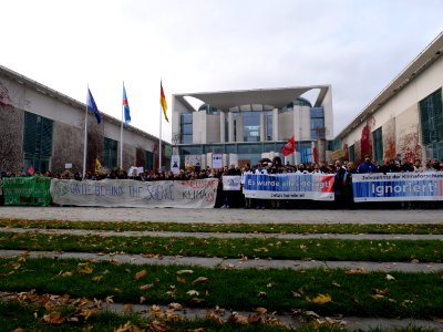 Scientists and Fridays for Future in front of the chancellery 2019-11-15 15