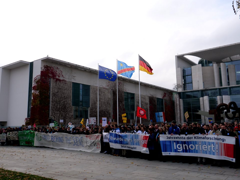 Scientists and Fridays for Future in front of the chancellery 2019-11-15 23