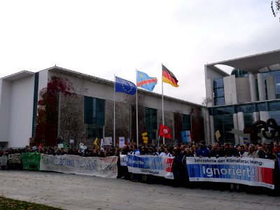 Scientists and Fridays for Future in front of the chancellery 2019-11-15 23