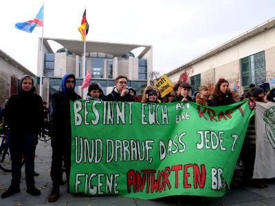 Scientists and Fridays for Future in front of the chancellery 2019-11-15 06