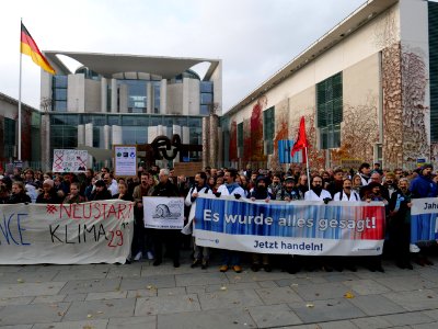 Scientists and Fridays for Future in front of the chancellery 2019-11-15 08