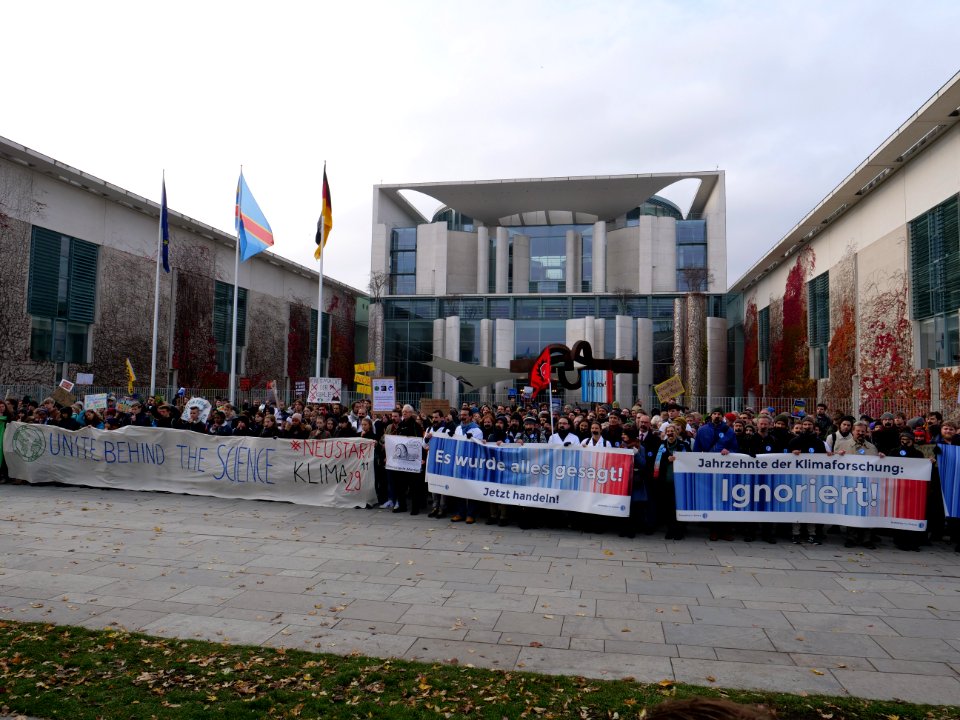 Scientists and Fridays for Future in front of the chancellery 2019-11-15 14