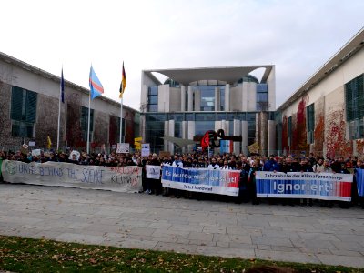 Scientists and Fridays for Future in front of the chancellery 2019-11-15 14