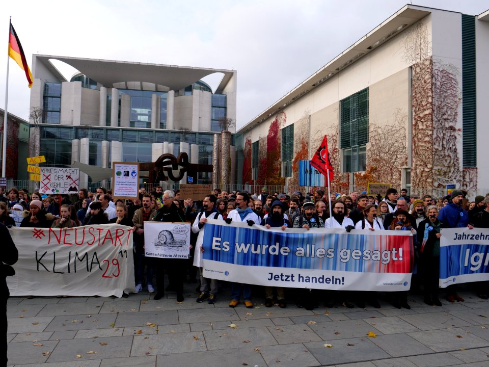 Scientists and Fridays for Future in front of the chancellery 2019-11-15 09