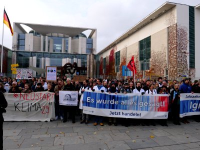 Scientists and Fridays for Future in front of the chancellery 2019-11-15 09