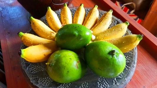 Señorita bananas and Indian (Katchamitha) mangoes (Philippines)