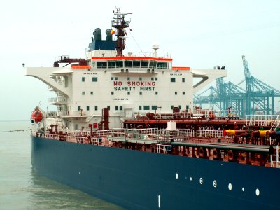 Seabravery IMO 9288734 pic5 at the Berendrecht lock, Antwerp, Belgium 01-Sep-2005