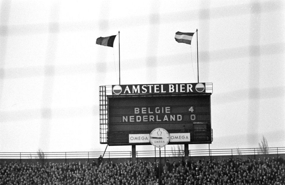 Scorebord bij België tegen Nederland stand 4-0, Bestanddeelnr 913-1794