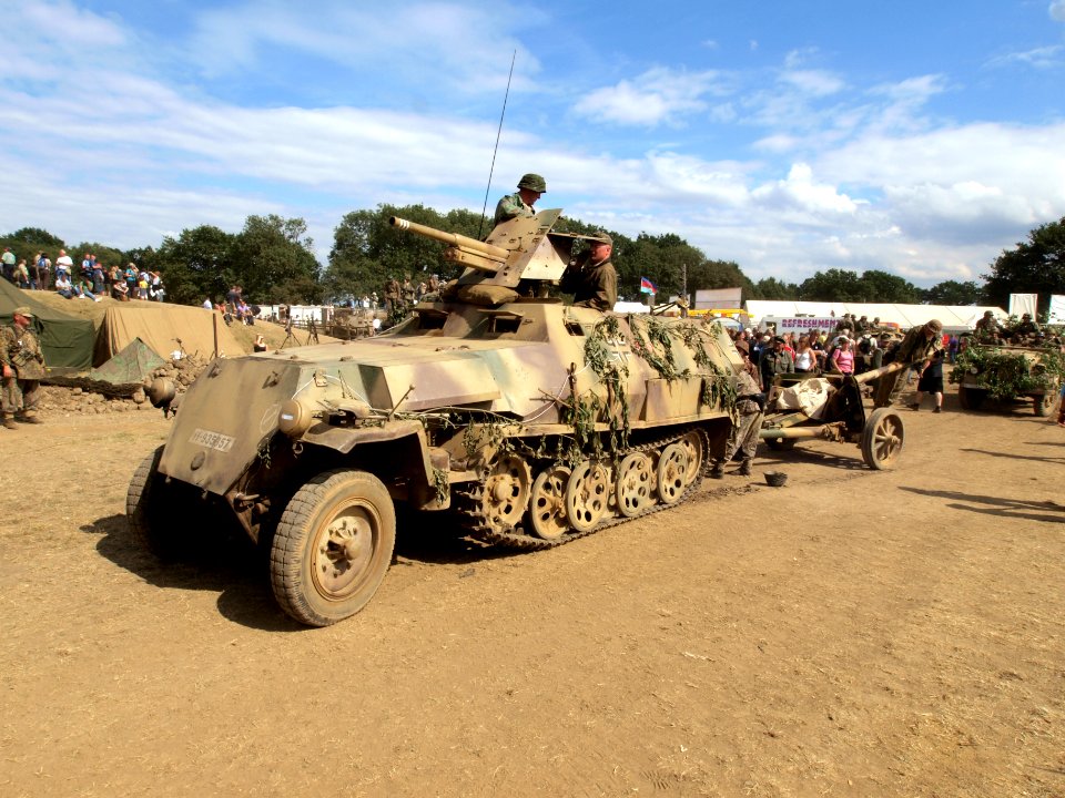 SDKFZ 251 towing PaK