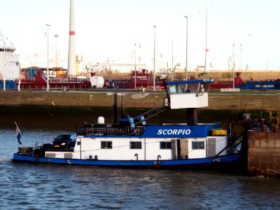 Scorpio (tugboat, 1943) pushing Gouwe ENI 02316480 pic1
