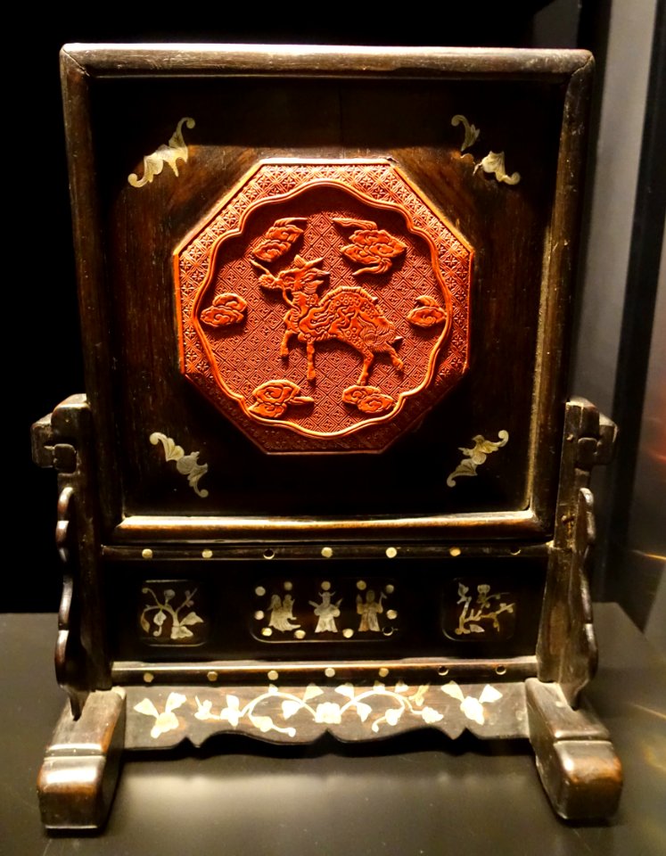Screen with qilin, China, Qing dynasty, 19th century, tamarind wood, lacquer - Museu do Oriente - Lisbon, Portugal - DSC06959