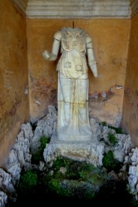 Sculpture with grotto - Villa d'Este - Tivoli, Italy - DSC04133