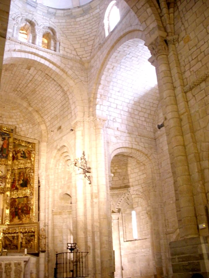 Santillana del Mar - Colegiata de Santa Juliana, iglesia 24