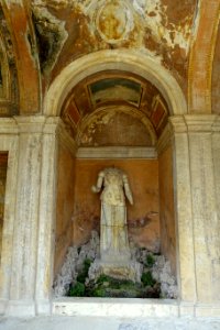 Sculpture with grotto - Villa d'Este - Tivoli, Italy - DSC04132