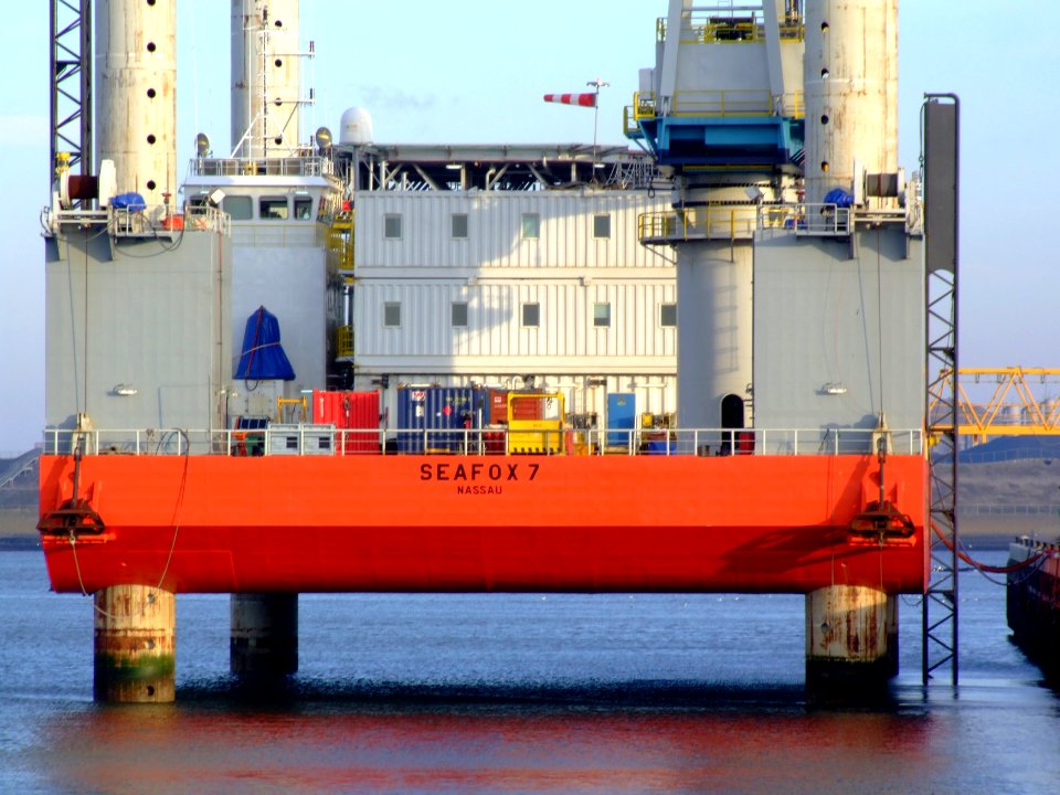 Seafox 7 - IMO 8769717 at IJmuiden, Holland pic2 13December2008