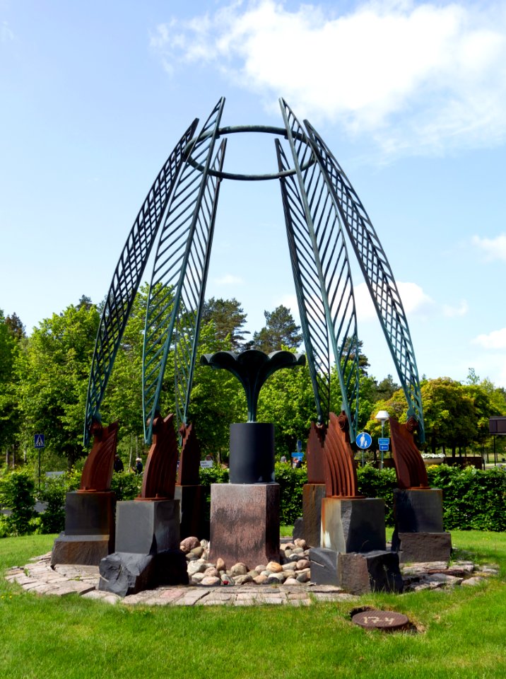 Sculpture by Sivert Lindblom outside Norra Älvsborgs Länssjukhus (NÄL) 1