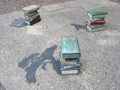 Sculptures in Leighton Buzzard 01