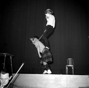Scott en Black bezig met hun optreden in het theater, Bestanddeelnr 252-9266