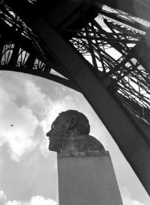 Sculptuur van Gustav Eiffel onder de Eiffeltoren, Bestanddeelnr 191-0363