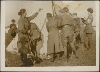 Scottish nurses putting up a tent in Roumania where they have been doing splendi, Bestanddeelnr 158-2539
