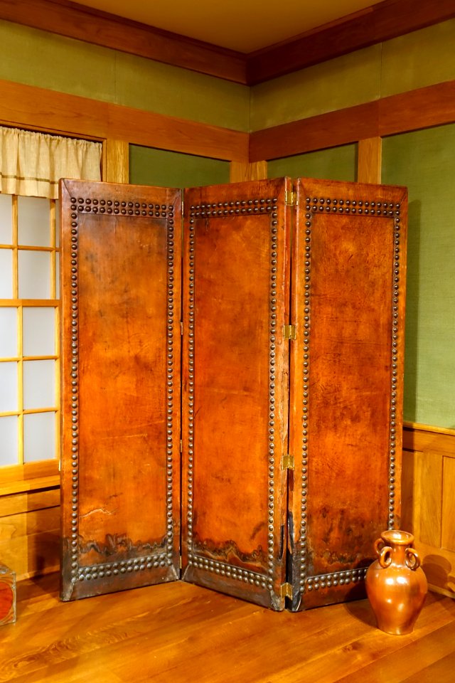 Screen, Gustav Stickley, United Crafts or Craftsman Workshops, Eastwood, New York, designed c. 1902, made c. 1902-1903, oak, leather, brass tacks - Dallas Museum of Art - DSC05190