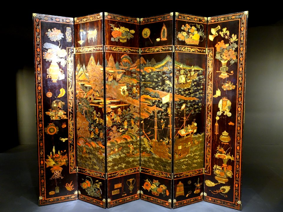 Screen, China, Qing dynasty, Kangxi Period, 1662-1700 AD, cryptomeria japonica wood, polychrome lacquer, gold and silver powder, leather, gilded copper alloy - Museu do Oriente - Lisbon, Portugal - DSC06641