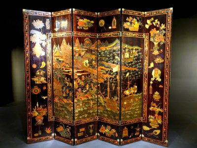 Screen, China, Qing dynasty, Kangxi Period, 1662-1700 AD, cryptomeria japonica wood, polychrome lacquer, gold and silver powder, leather, gilded copper alloy - Museu do Oriente - Lisbon, Portugal - DSC06641