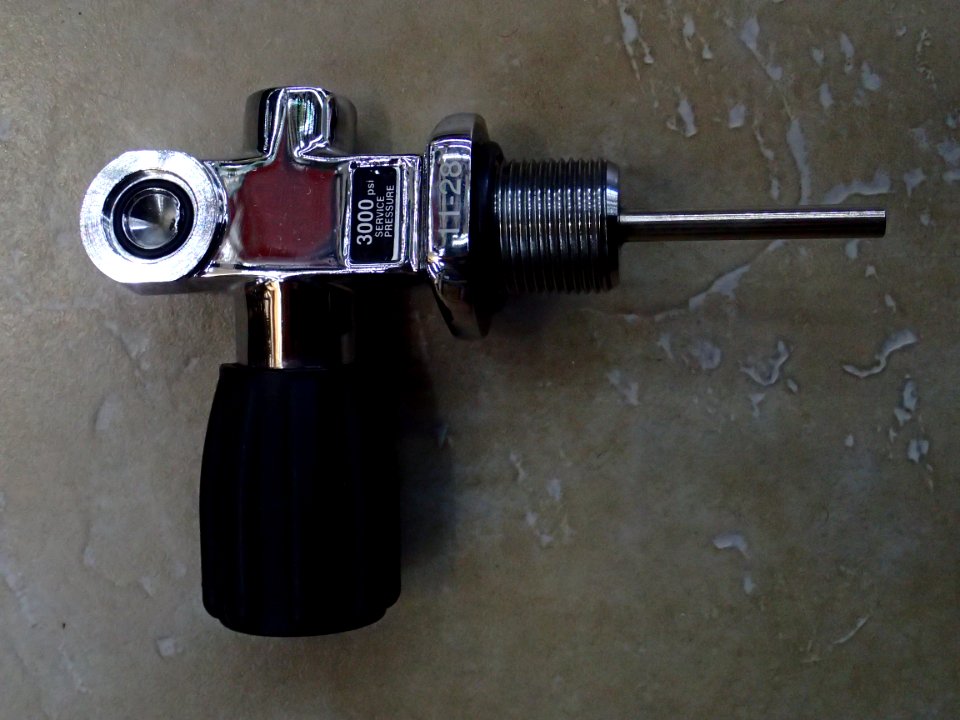Scuba cylinder valve front P8160053
