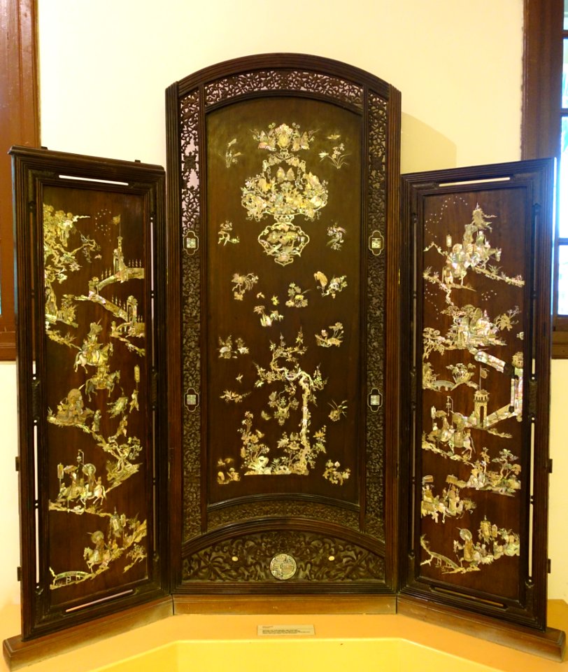 Screen, Nguyen dynasty, 1890, wood with mother of pearl inlay, view 1 - National Museum of Vietnamese History - Hanoi, Vietnam - DSC05606