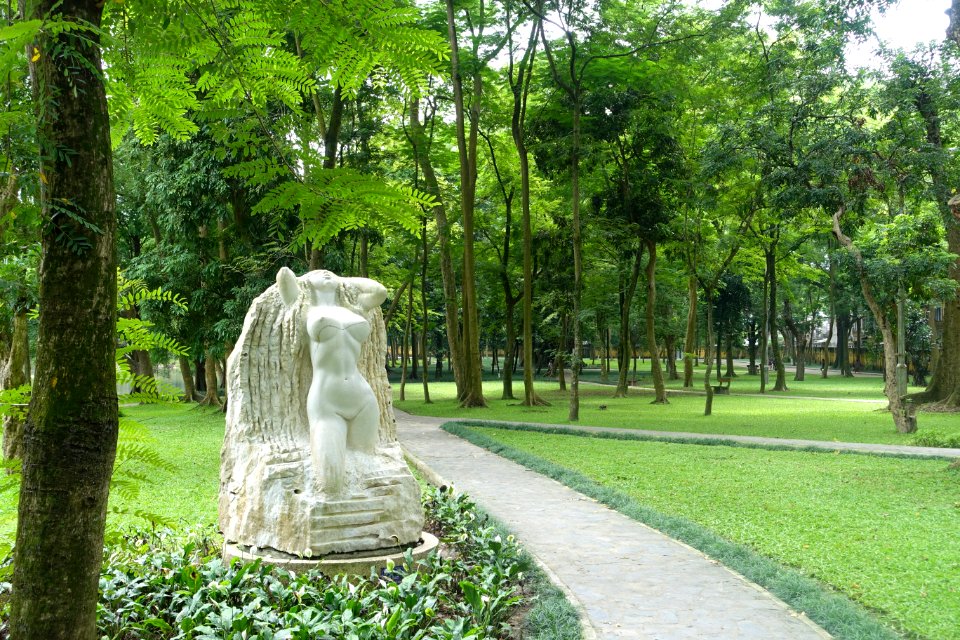 Sculpture - Hanoi Botanical Garden - Hanoi, Vietnam - DSC03553