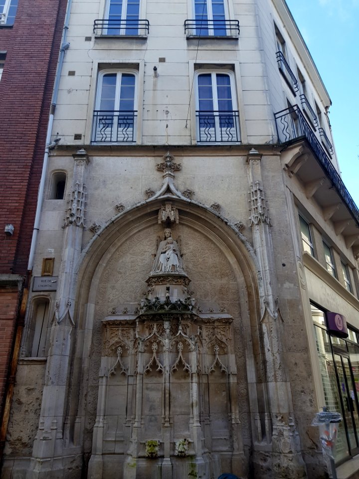 Sculpture rue de l'hôpital a Rouen