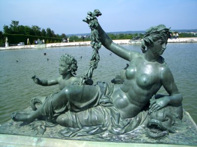 Sculpture de femme près du bassin château de Versailles