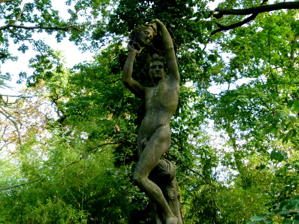 Sculpture au Jardin d'Agronomie Tropicale - Persée tenant la tête de Méduse