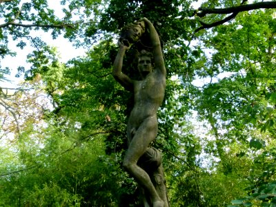 Sculpture au Jardin d'Agronomie Tropicale - Persée tenant la tête de Méduse