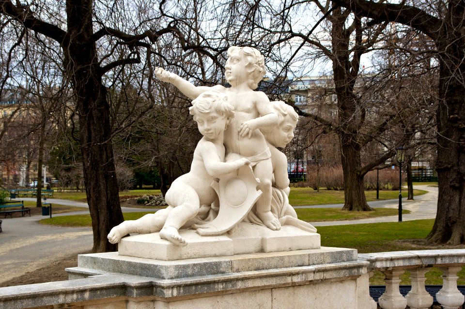 Sculpture enfants jardin public Vienne